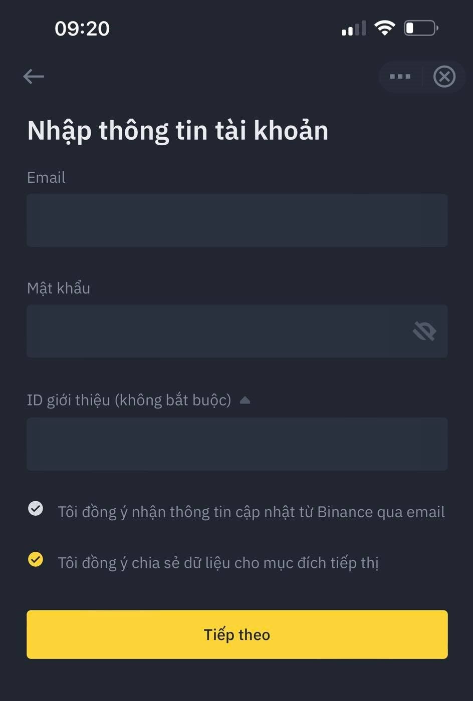 Bước 2: Điền đầy đủ thông tin yêu cầu gồm: Email , mật khẩu, ID giới thiệu (không bắt buộc) và bấm Tiếp theo