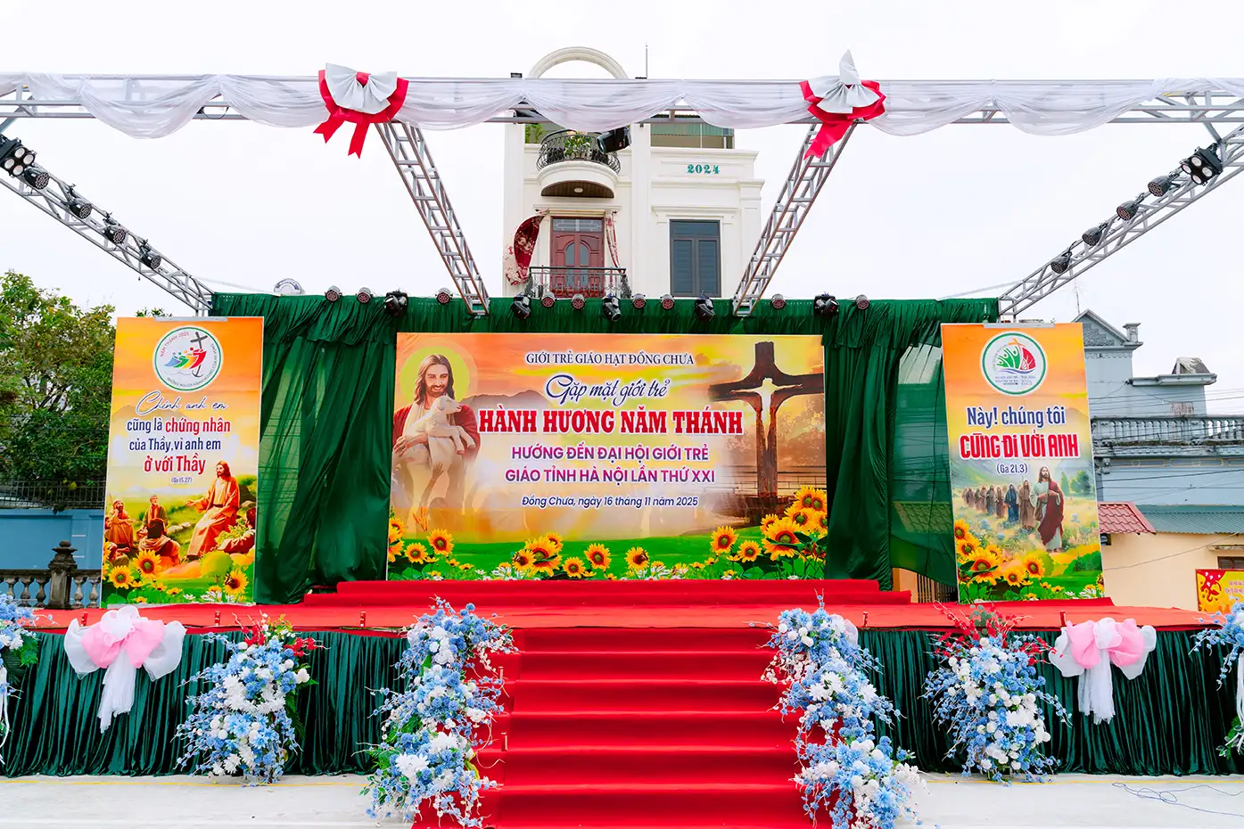 Giuseart.com---Thiét-kế-phông-sân-khấu-ĐHGT-Hạt-Đồng-Chưa